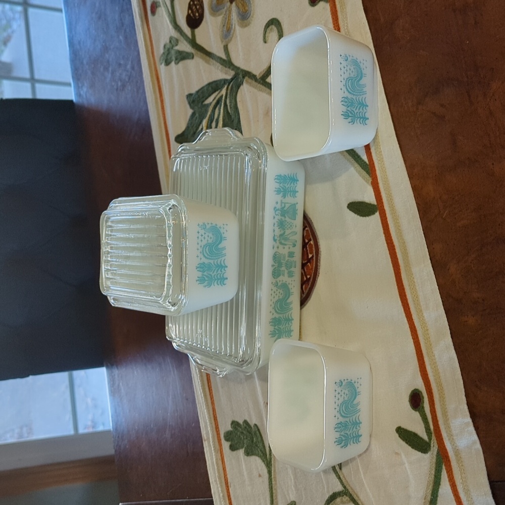 Pyrex butter print set with 4 dish 2 lid
